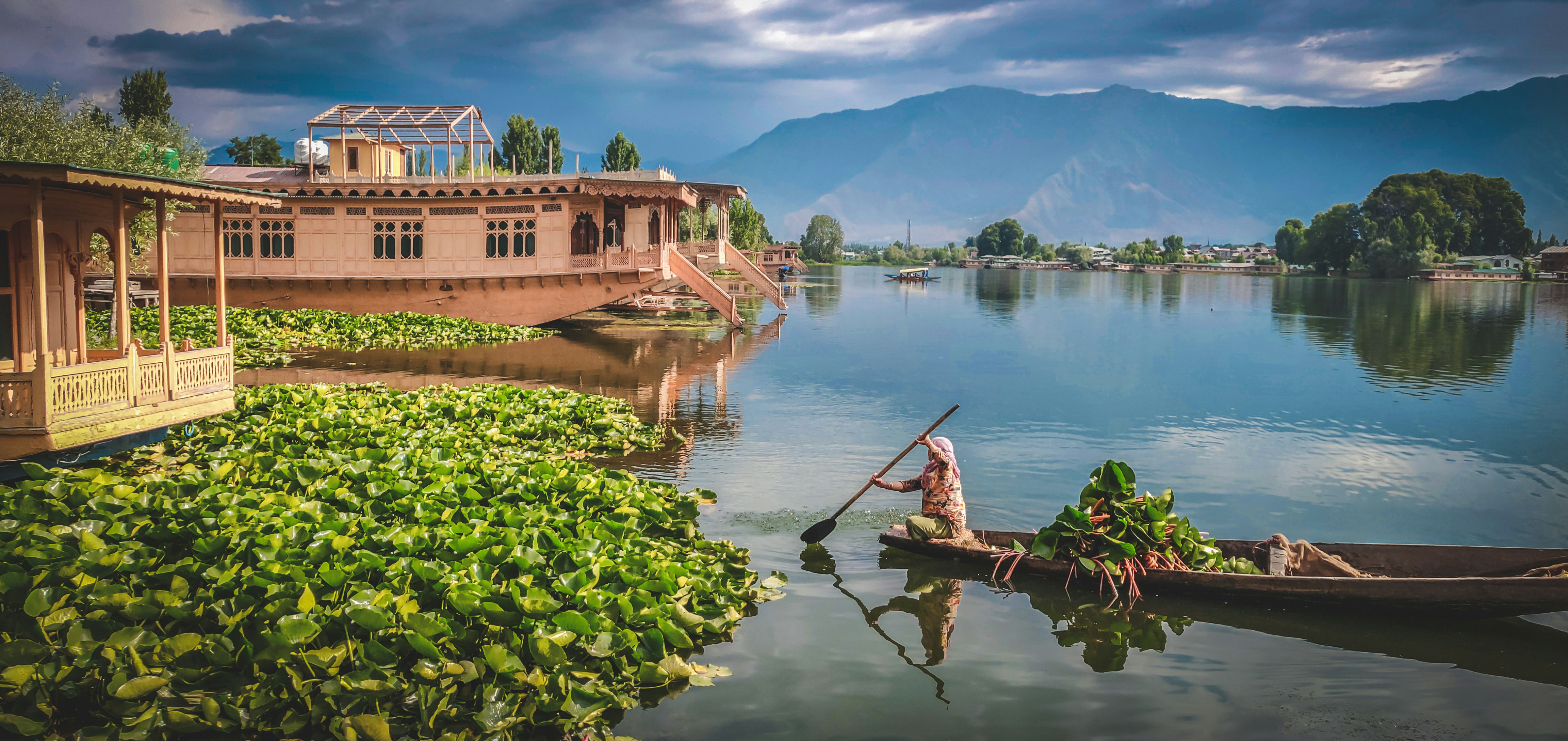 Family on shikara in Srinagar